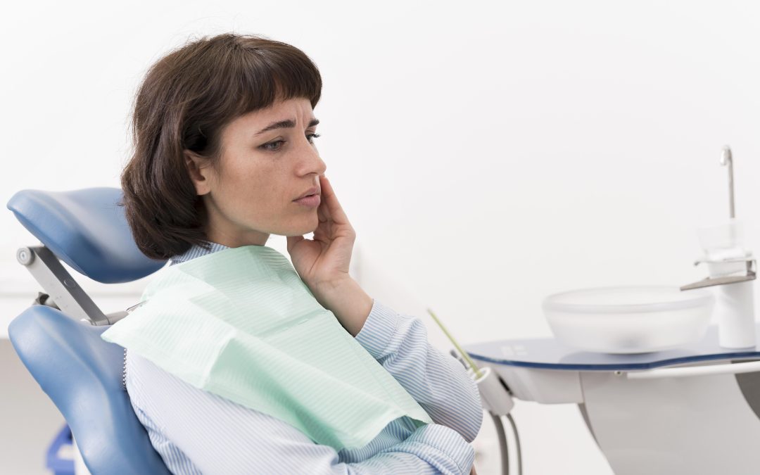 ¿Qué es la periimplantitis y cómo evitarla?